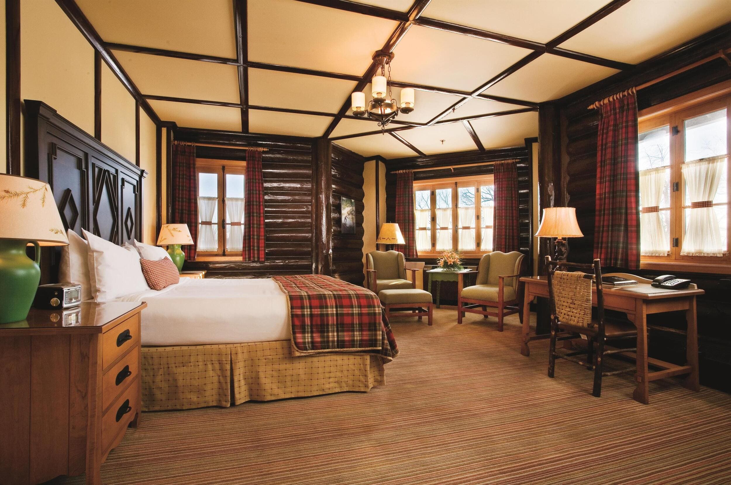 chambre avec coin salon et bureau