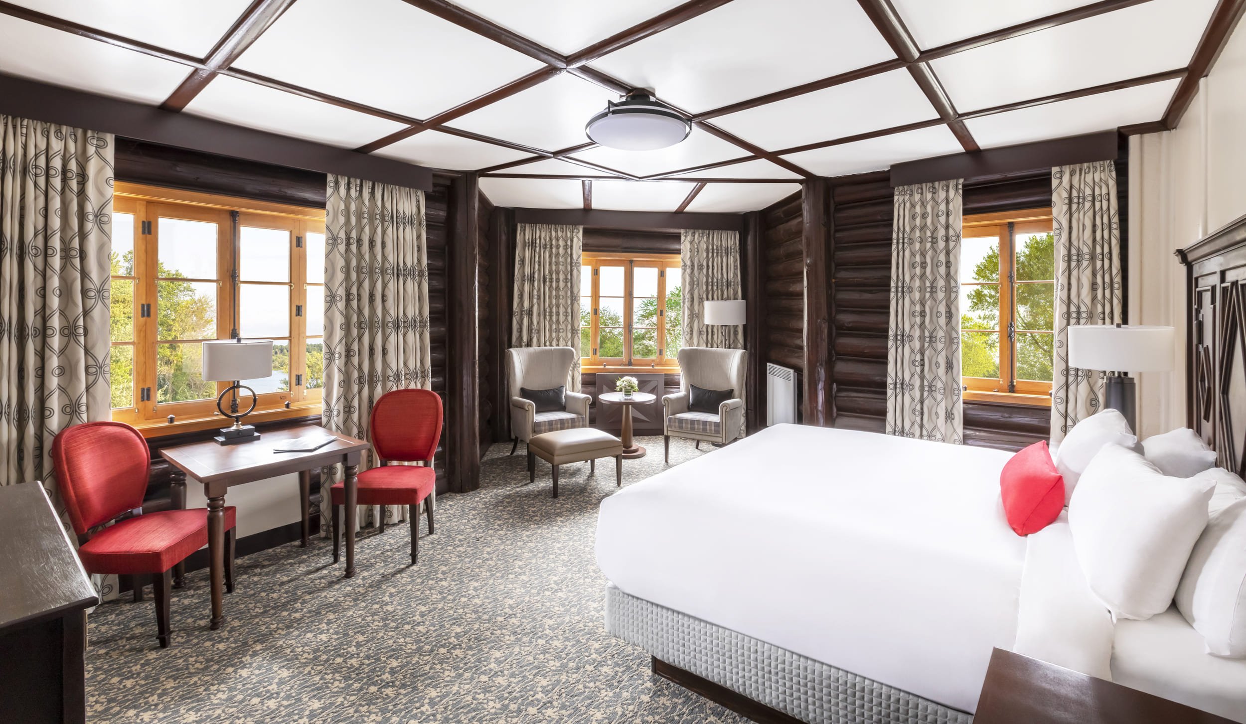 chambre avec coin salon et bureau