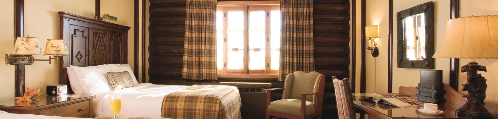 bedroom with sitting area and desk