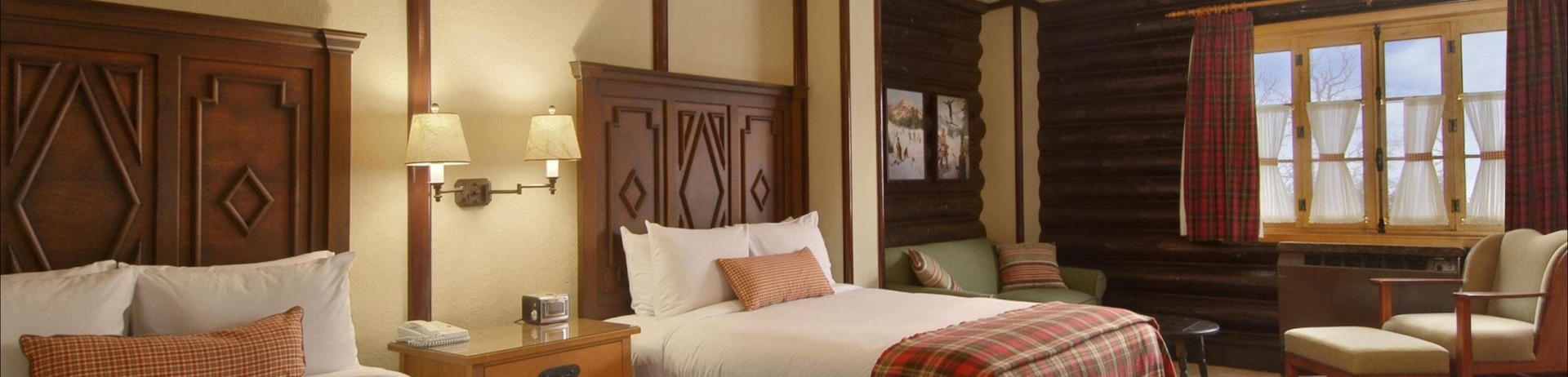 chambre à coucher avec deux lits et un coin salon