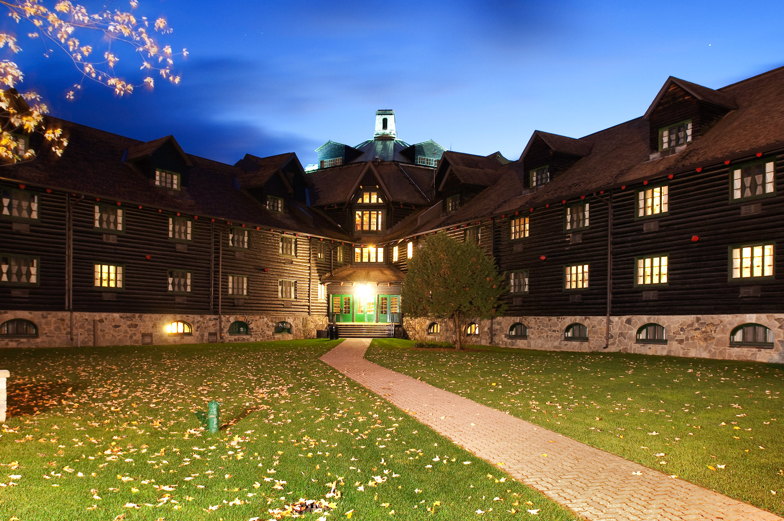 Fiche extérieure de Chateau Montebello la nuit