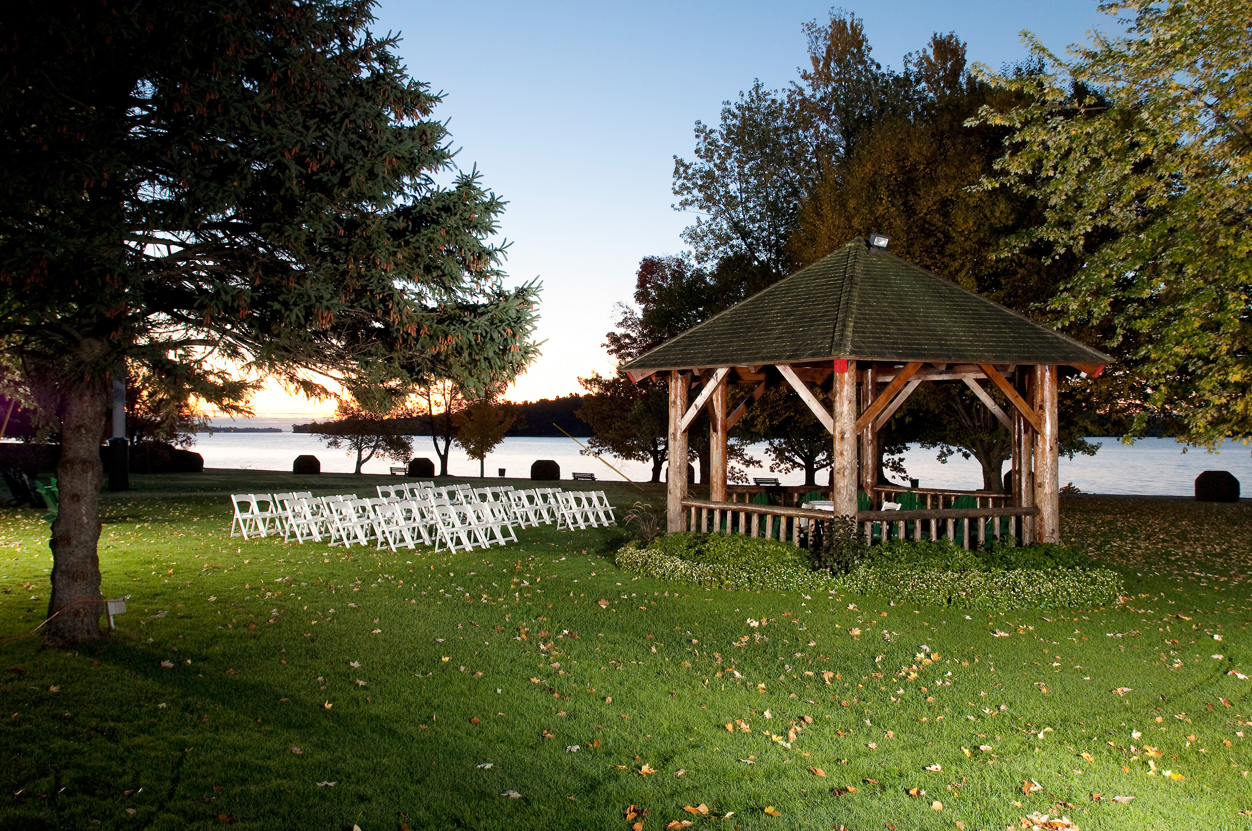 Gazebo installé pour un mariage la nuit