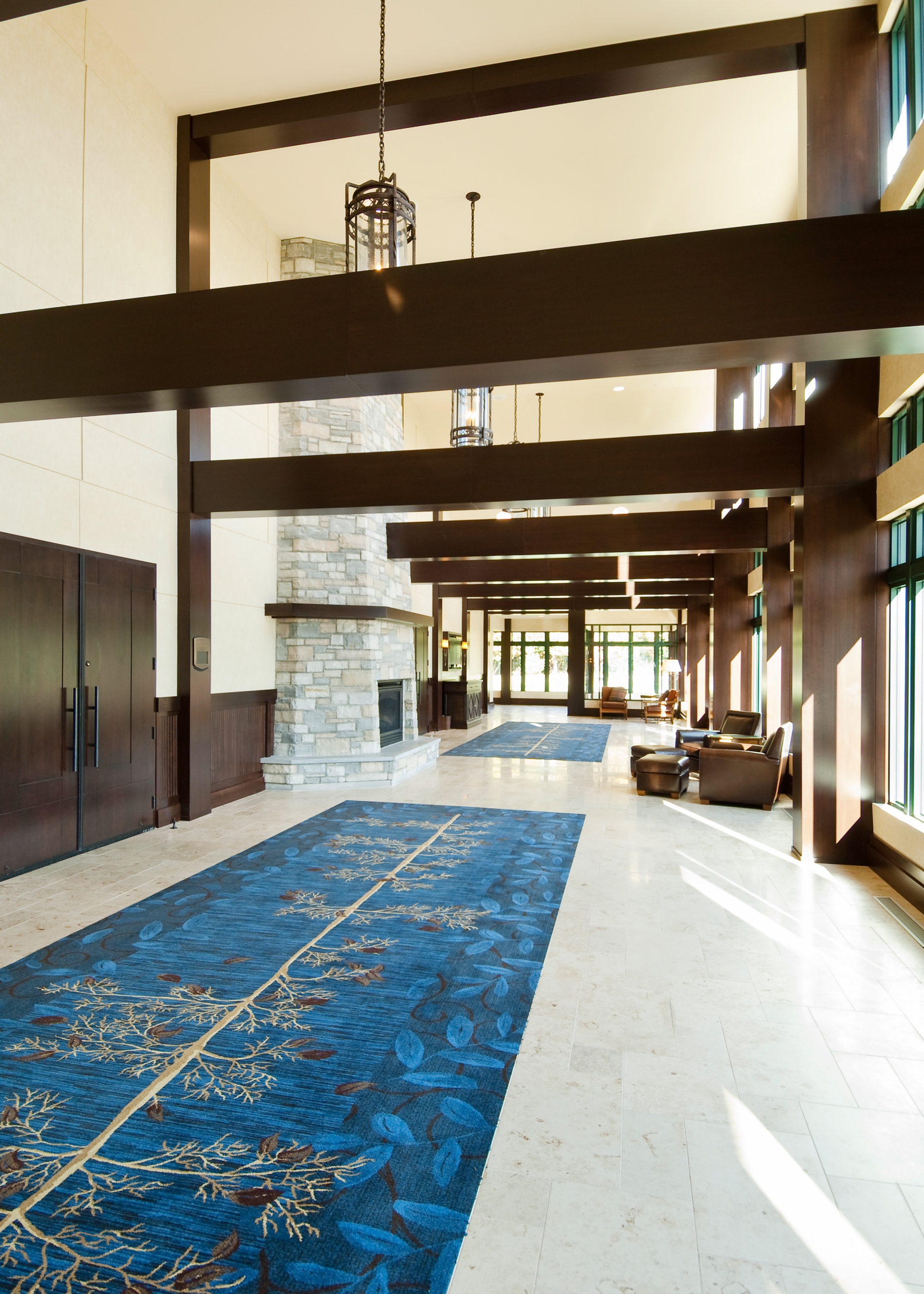 couloir avec hauts plafonds et tapis bleus