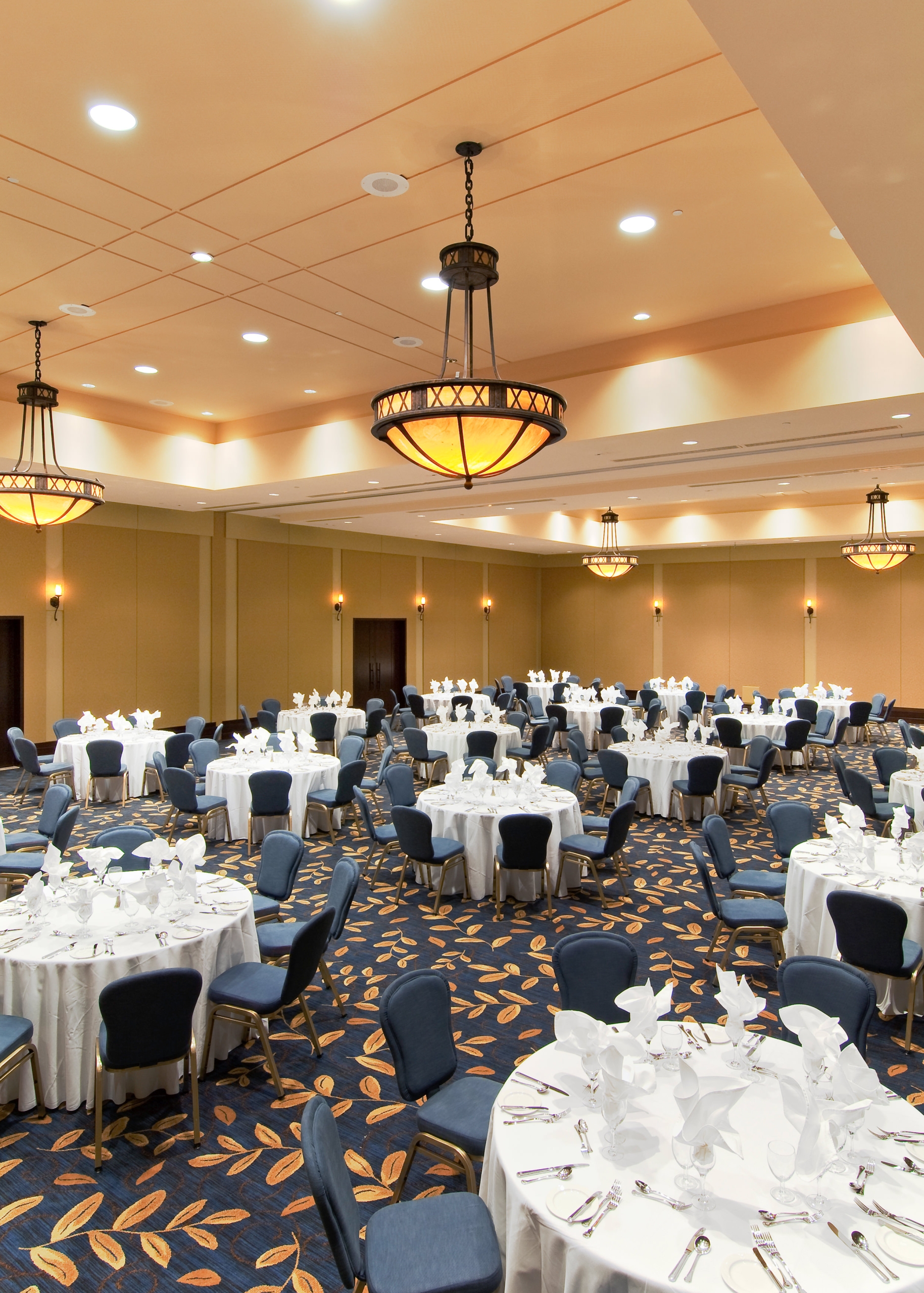 Grande salle de réunion installée pour une conférence