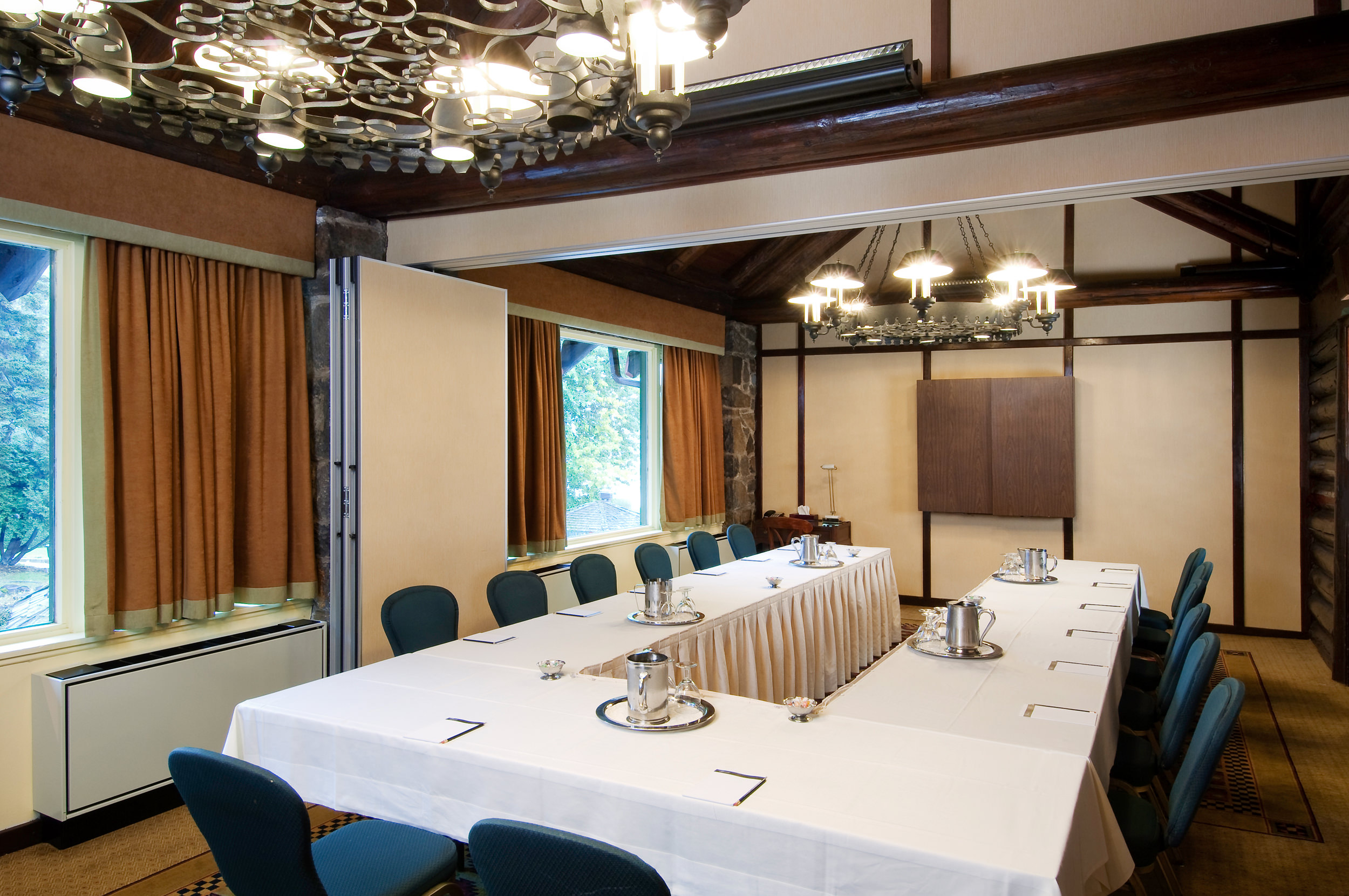 salle de réunion installée en forme de U