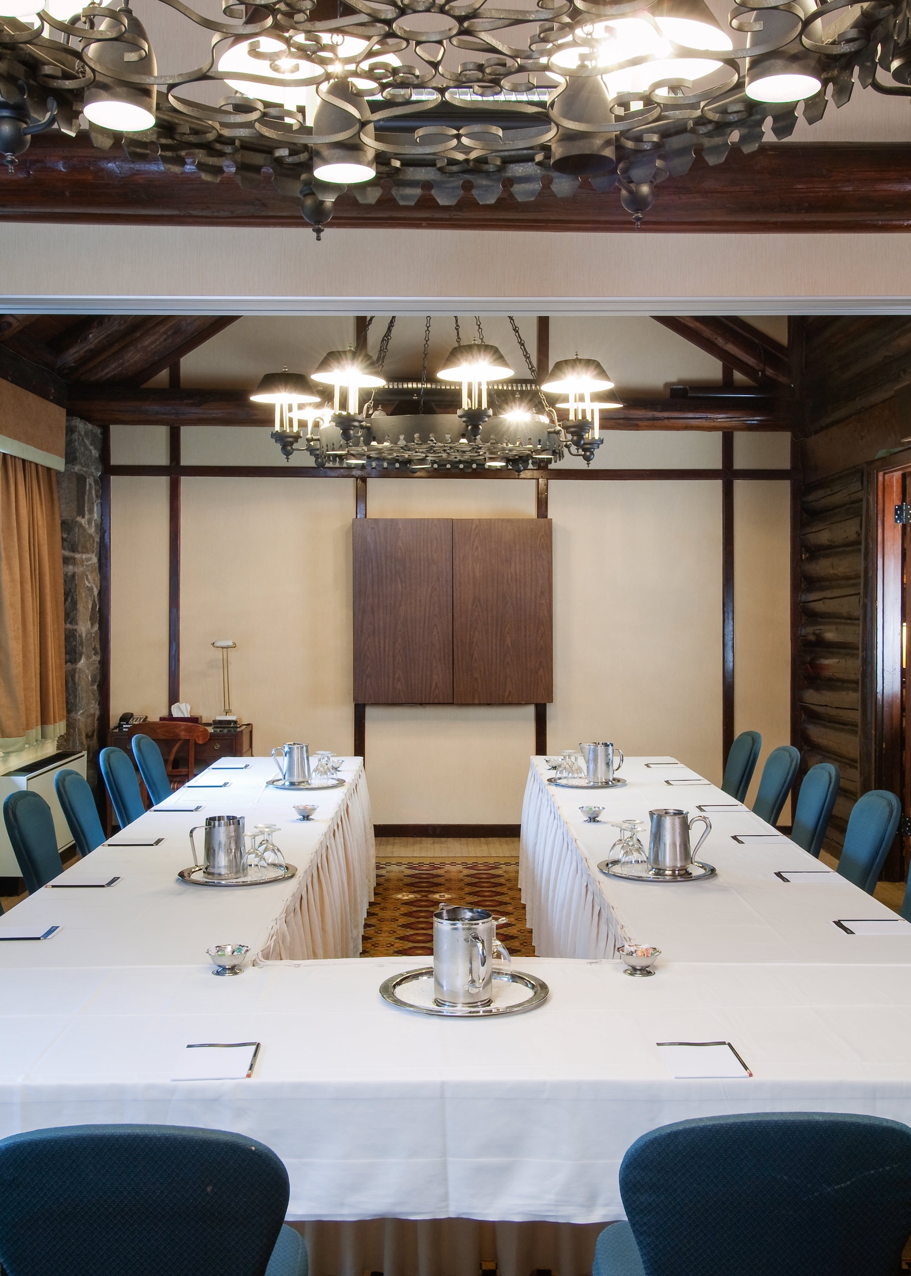 salle de réunion installée avec une table en forme de U