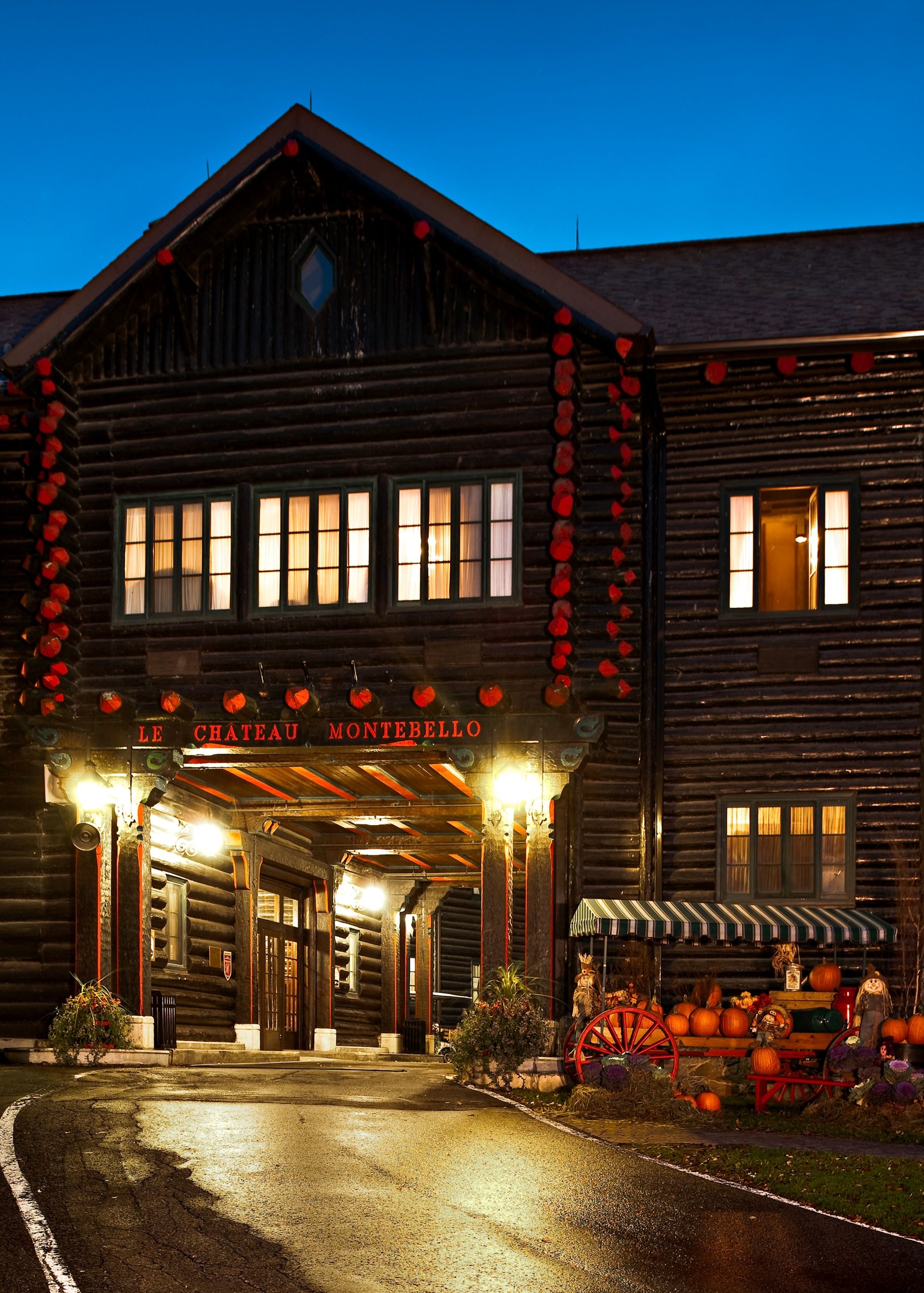 Fiche extérieure du Chateau Montebllo décorée pour le printemps