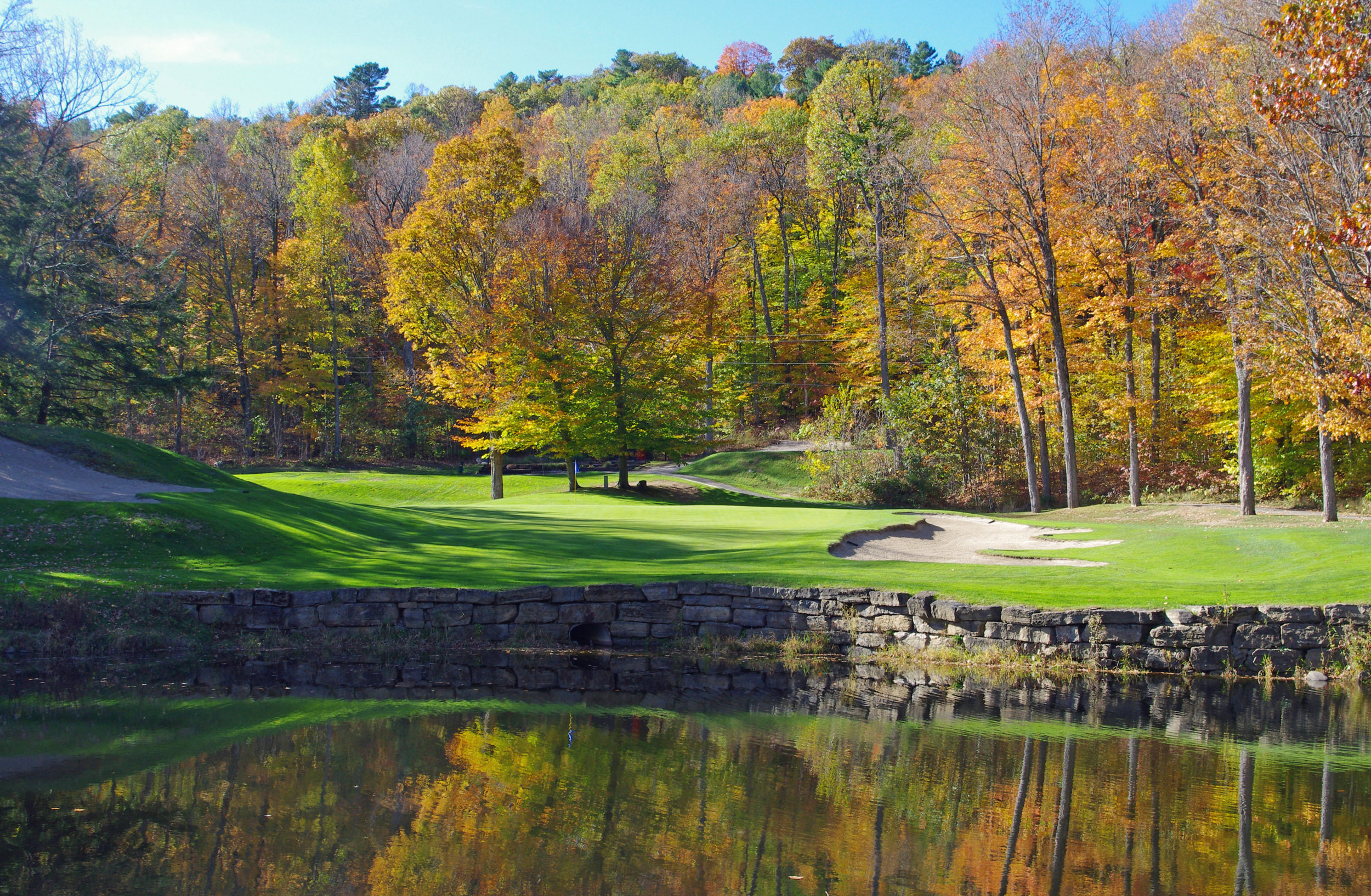 terrain de golf avec étang