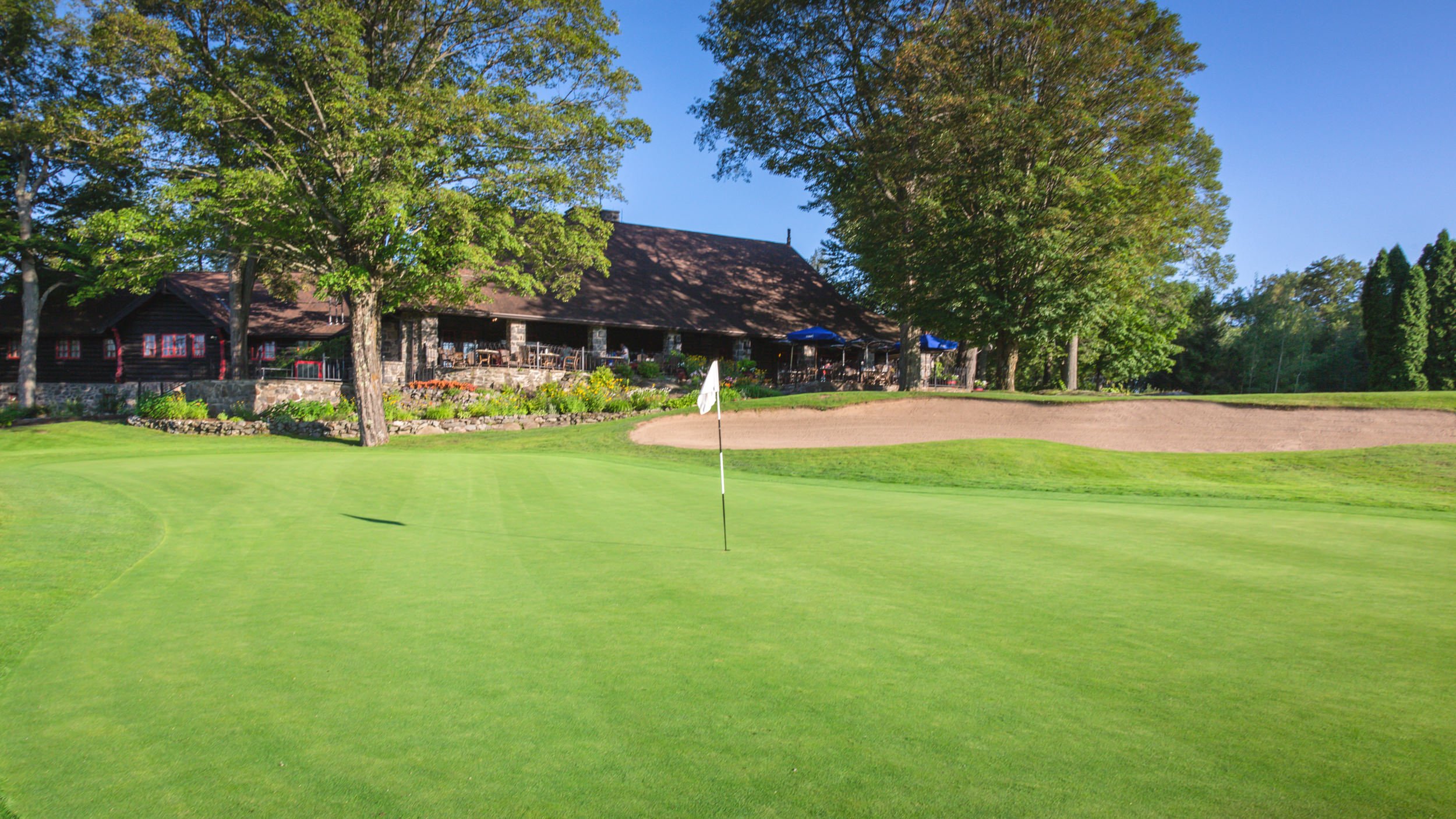 Cours de golf avec vue sur le complexe en arrière-plan