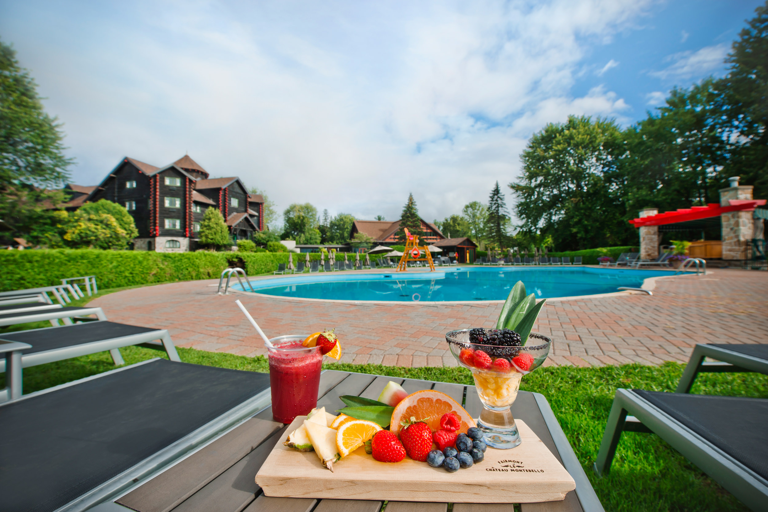 plateau de fruits devant la piscine