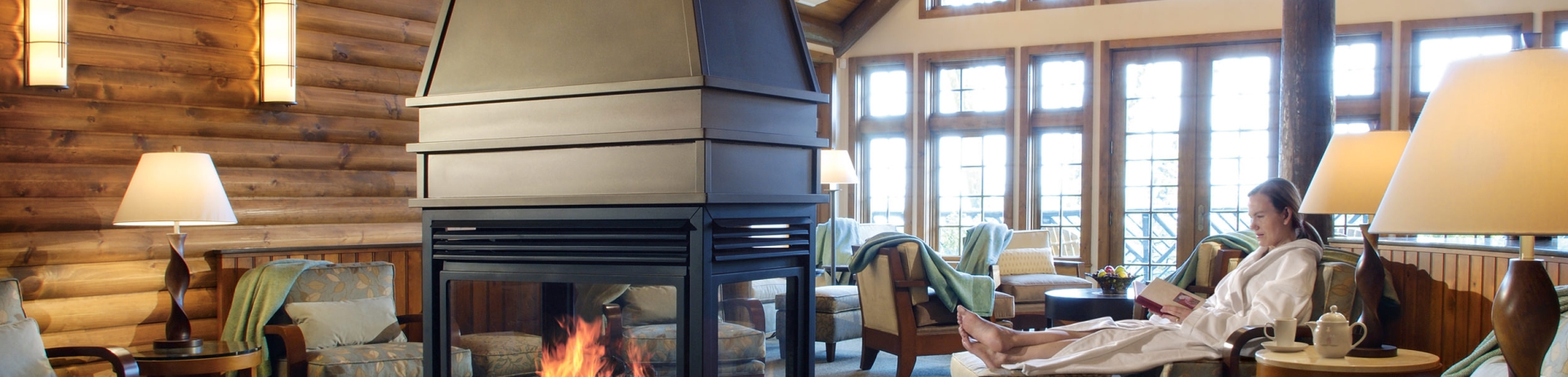 Femme assise à côté du feu dans la salle d'attente du spa