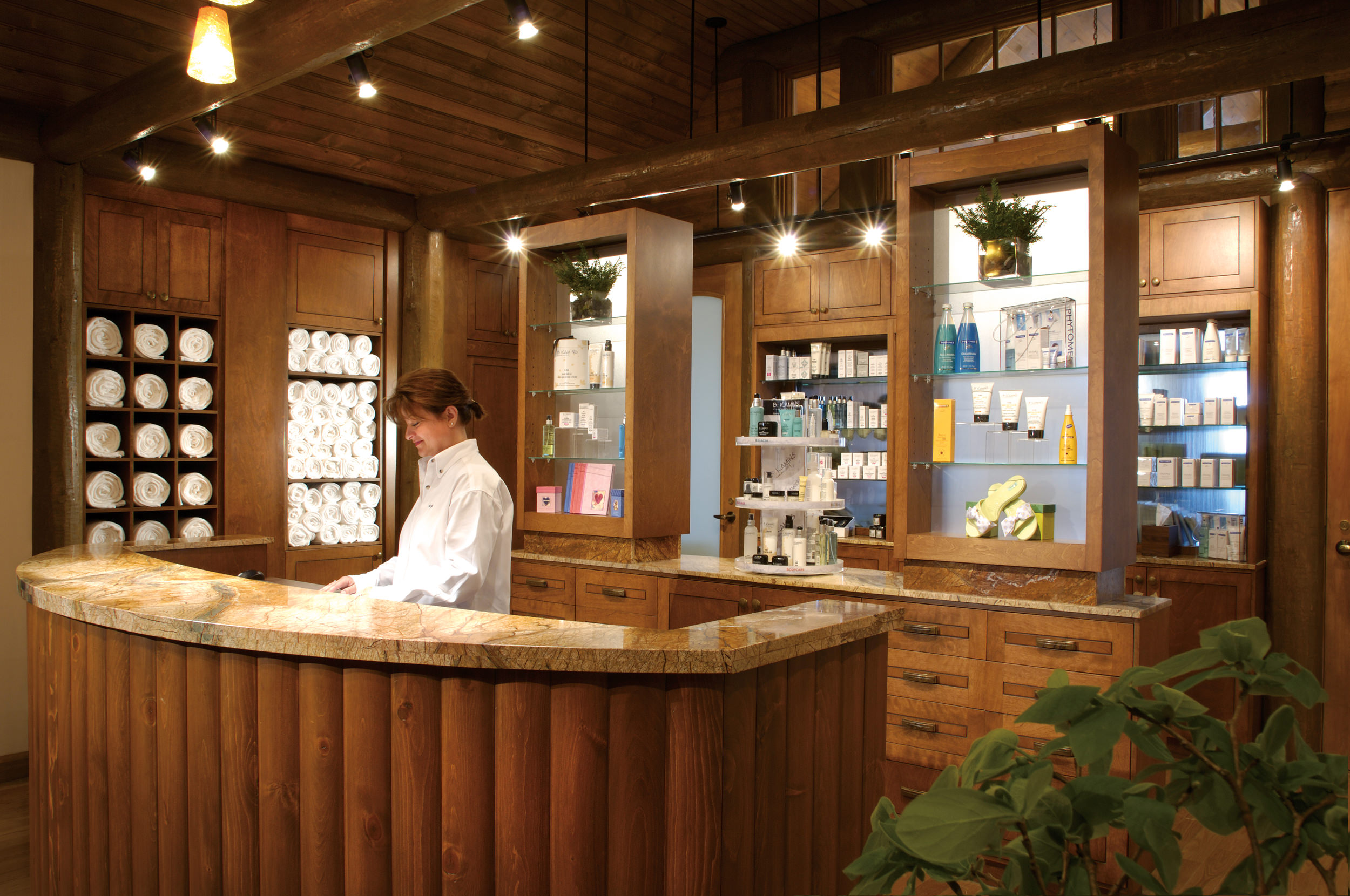 la réception du spa avec des vitrines de produits spa