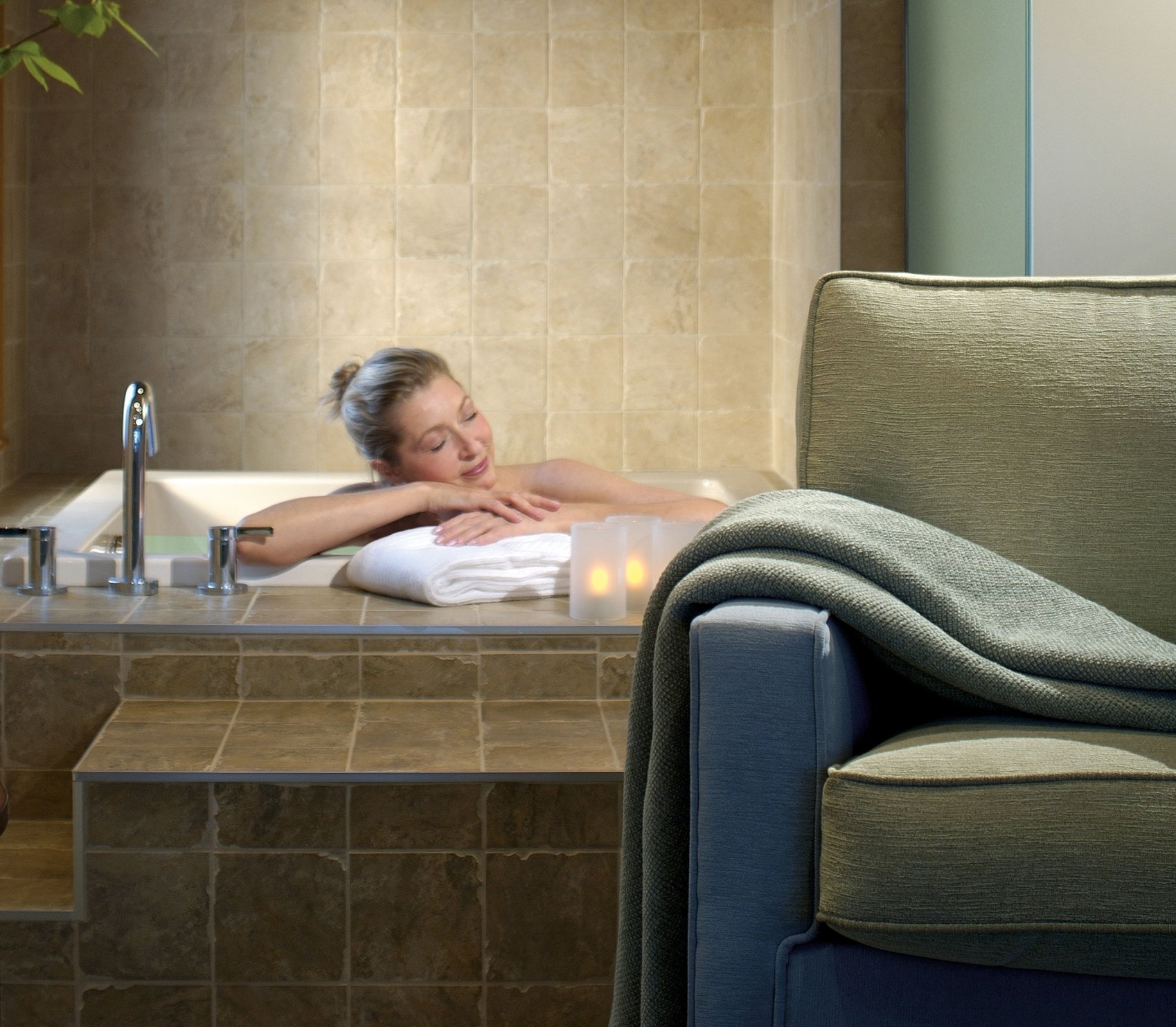 Femme dans le spa jacuzzi