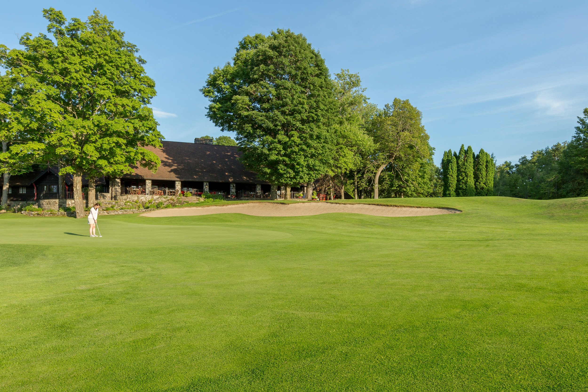 Femme jouant au golf