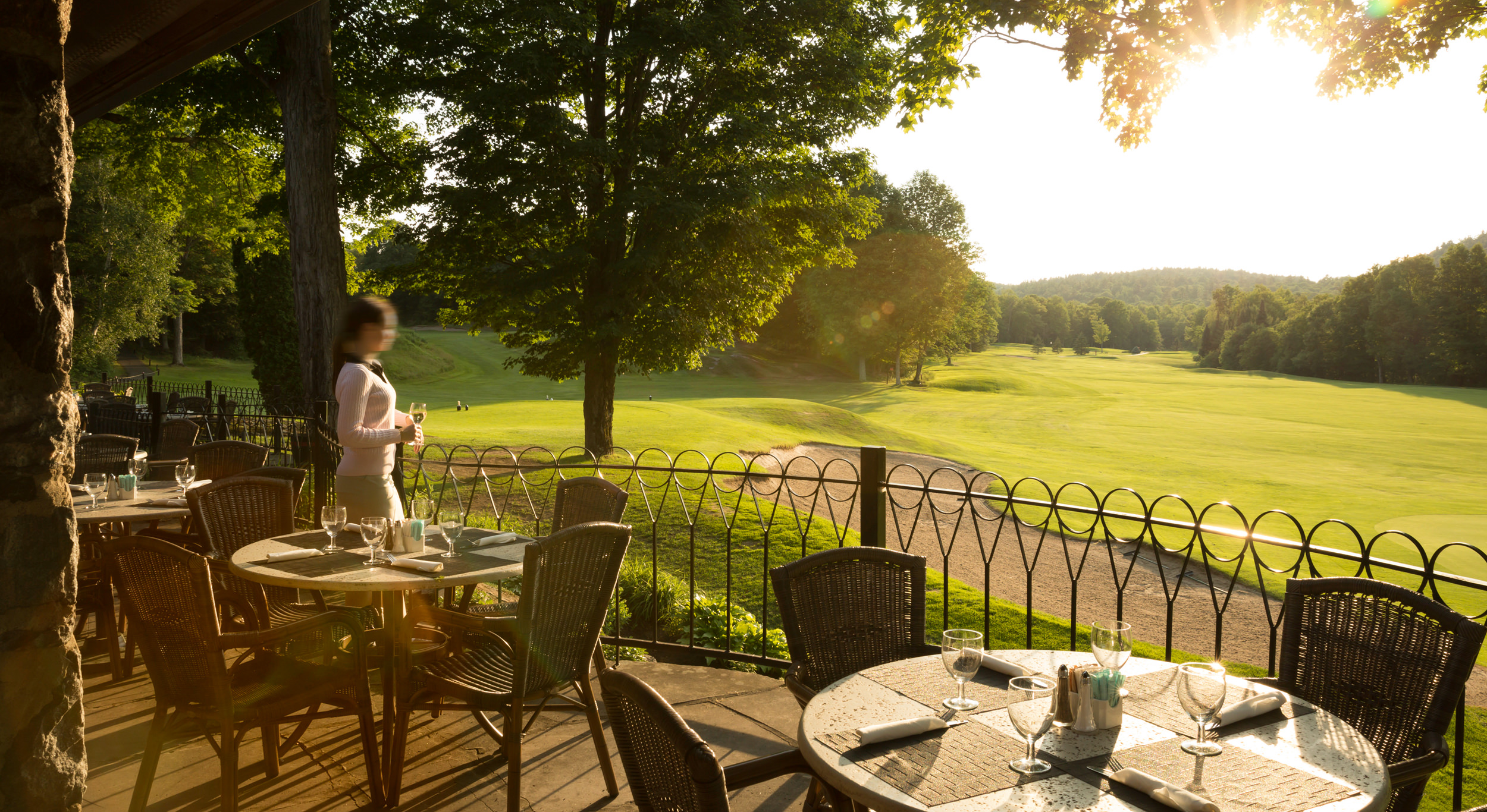salle à manger en plein air avec vue sur le terrain de golf