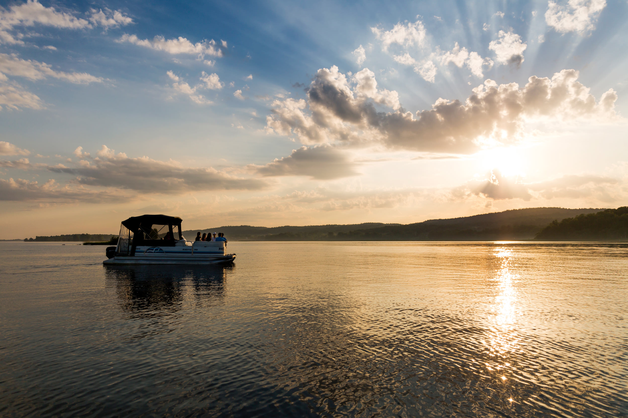 Un bateau sur un lac