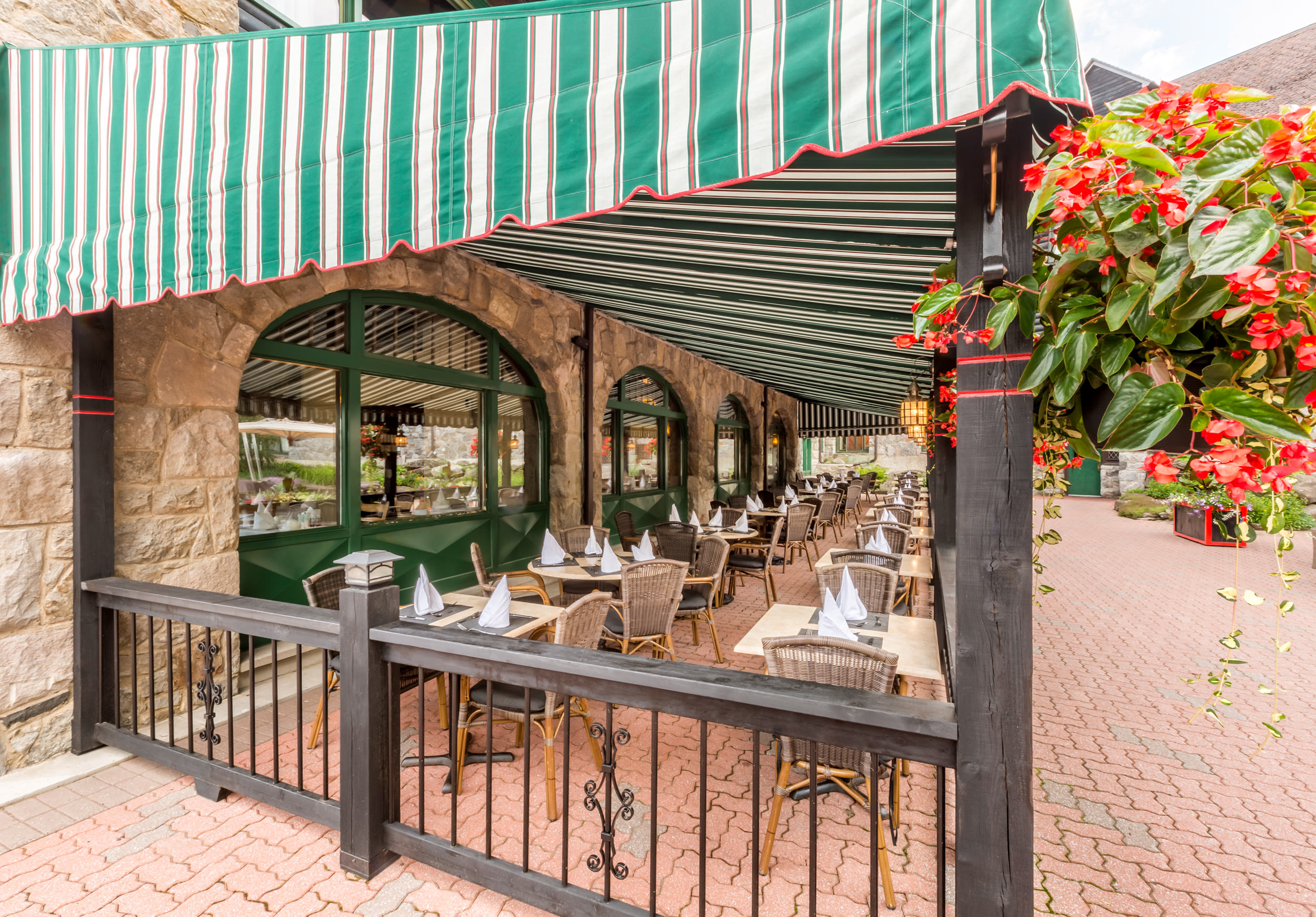 patio et restaurant extérieur
