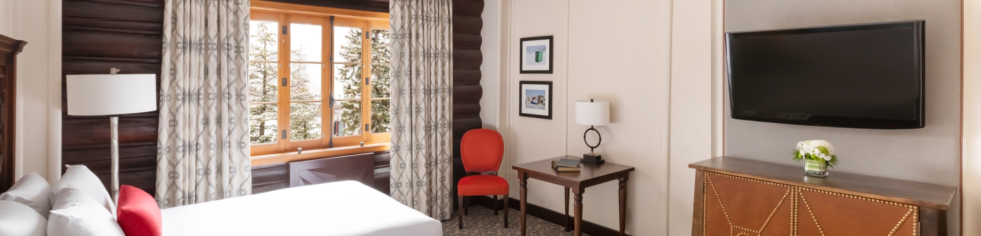 chambre à coucher avec deux lits jumeaux et vue forestière