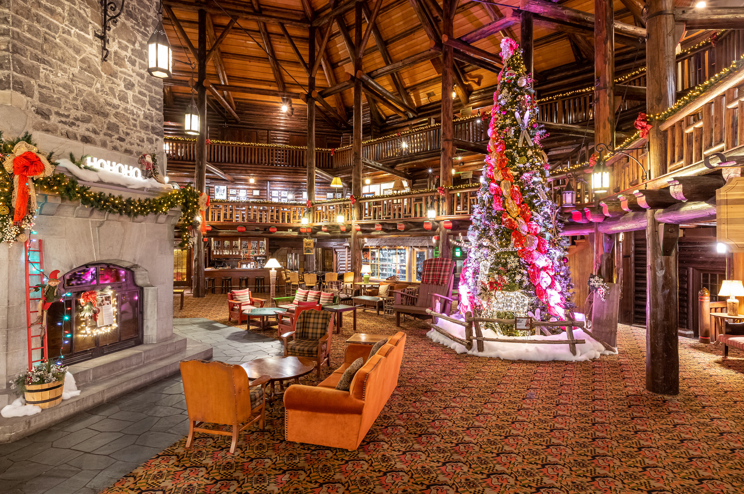 hall décoré pour la saison des fêtes