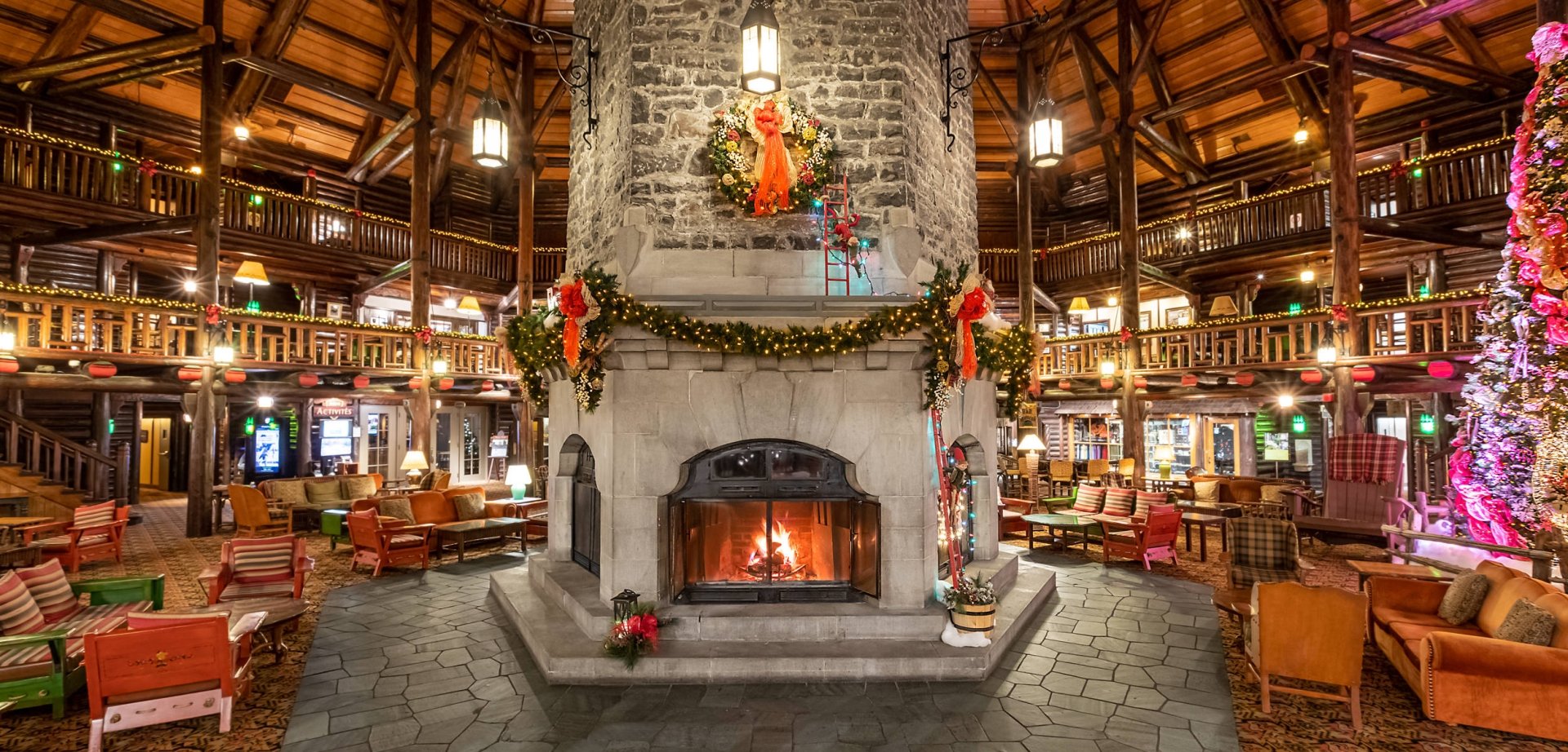Grande cheminée dans le hall décoré pour la saison des fêtes