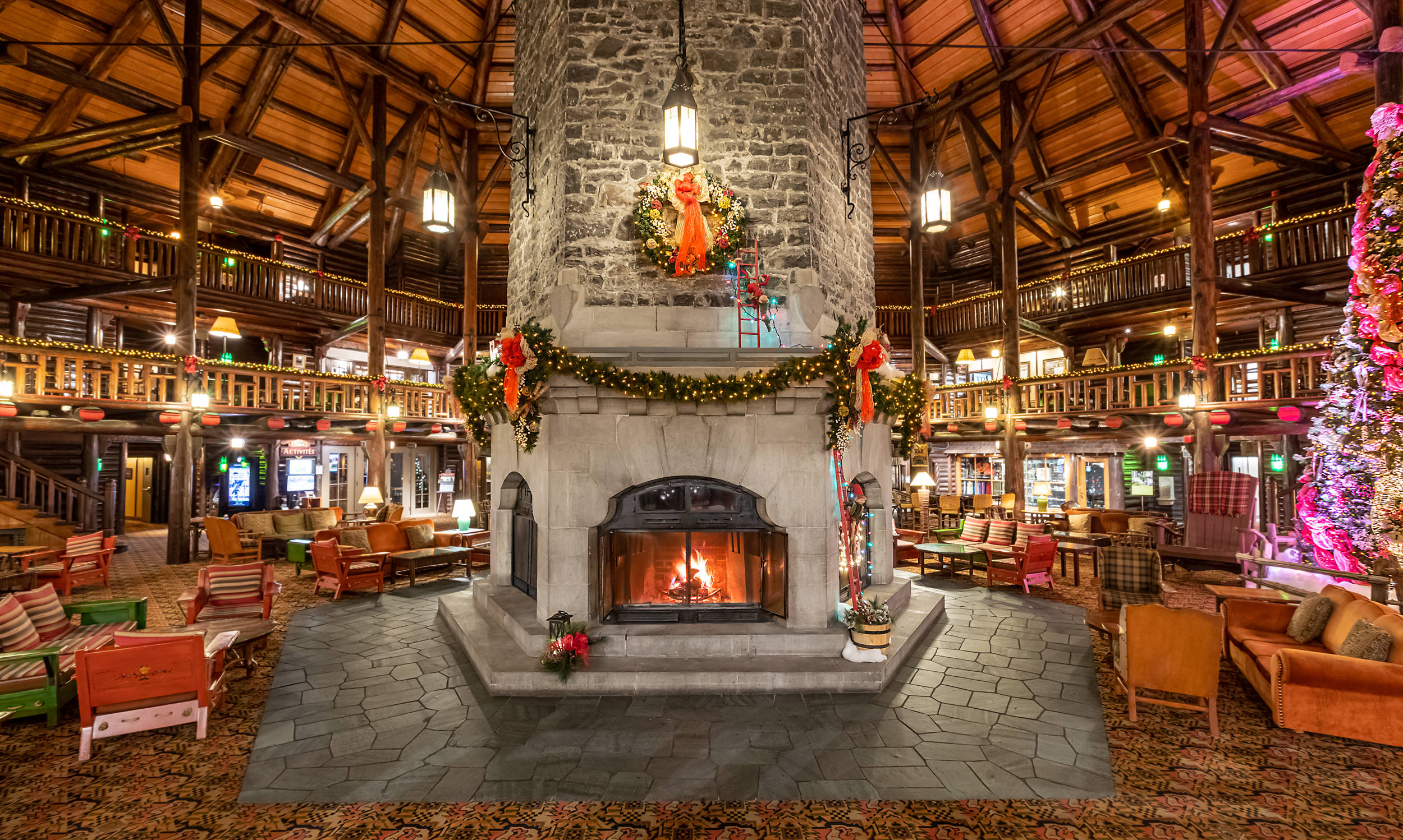 Grande cheminée dans le hall décoré pour la saison des fêtes