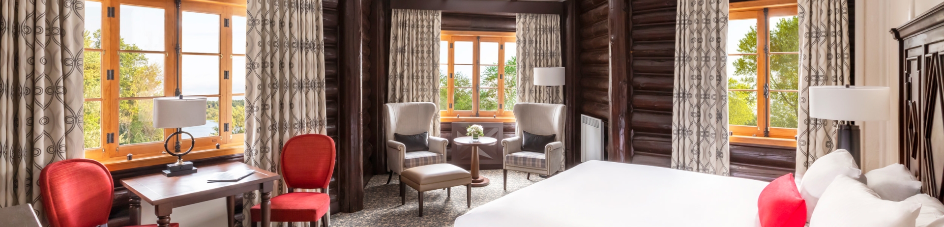 grande chambre avec coin salon et petite table