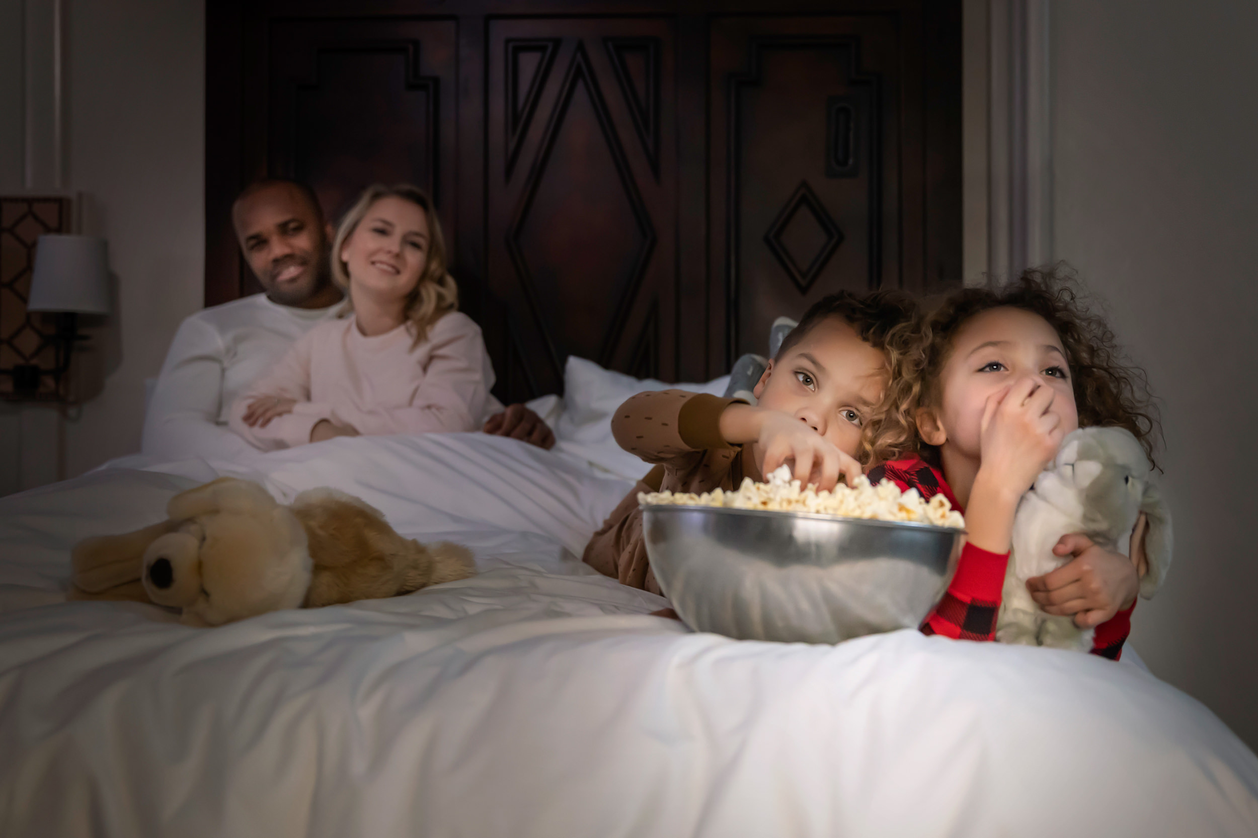 Famille profitant d'une soirée cinéma avec du pop-corn
