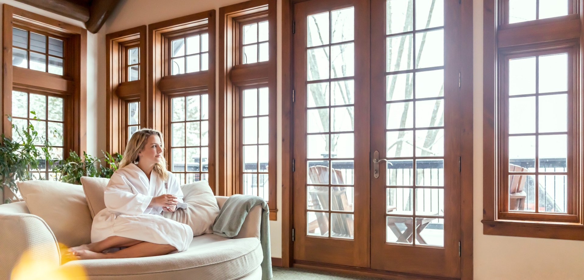 Une femme en robe assise sur une chaise ronde en regardant le terrain