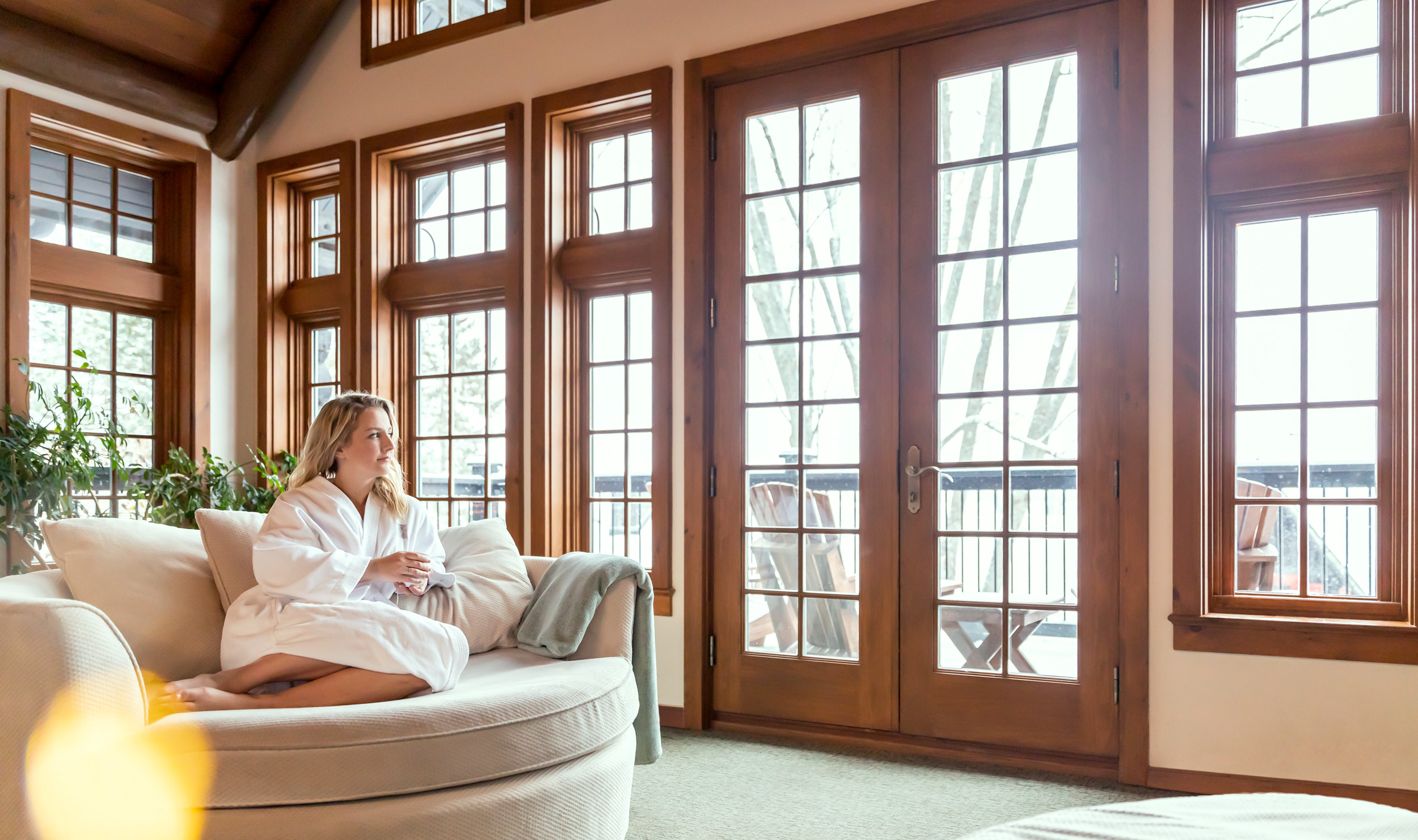Une femme en robe assise sur une chaise ronde en regardant le terrain