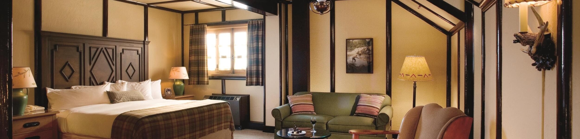 chambre à coucher avec causeuse et bureau