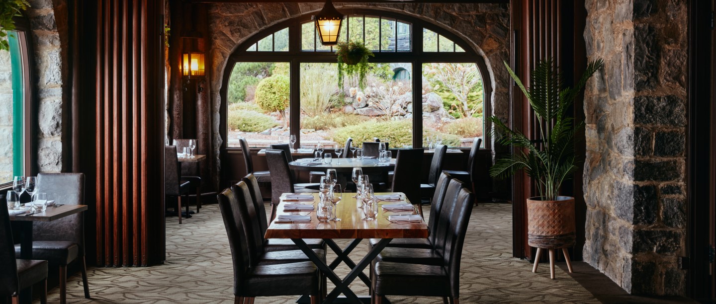 salle à manger avec une longue table