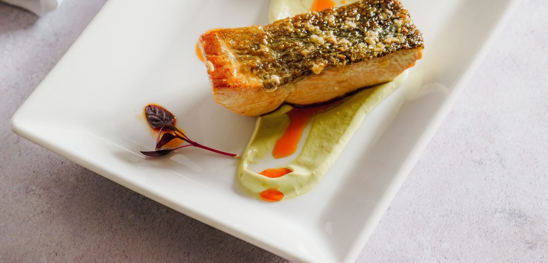 Plat de truite haute cousine servis sauce assiette