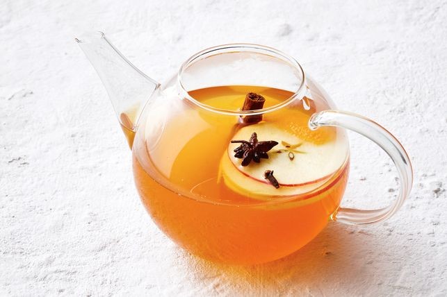 chateau montebello winter cocktail spiced apple tea with cinnamon whisky