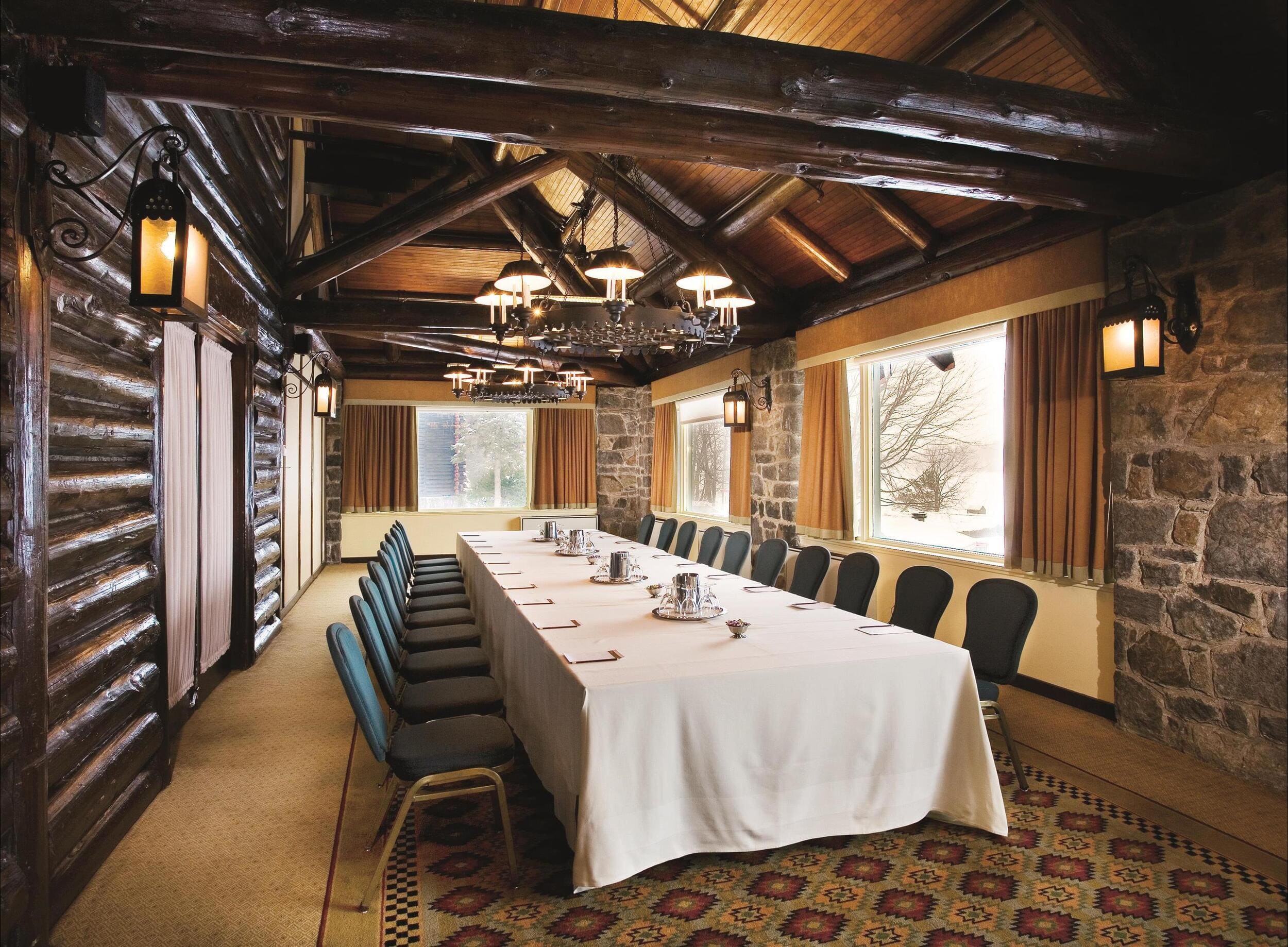 Salle de réunion avec une longue table