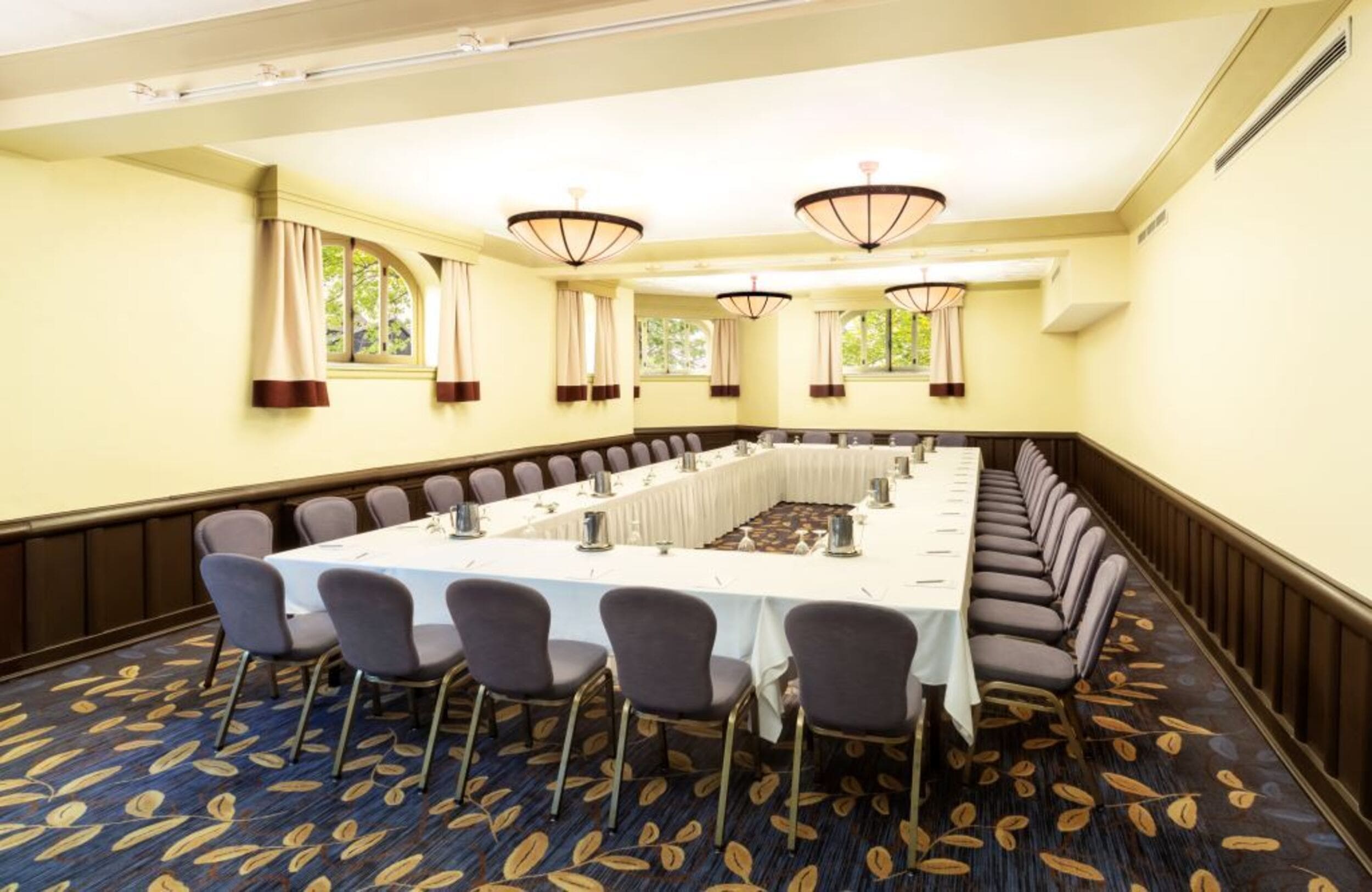 Salle avec table rectangle creuse configurée