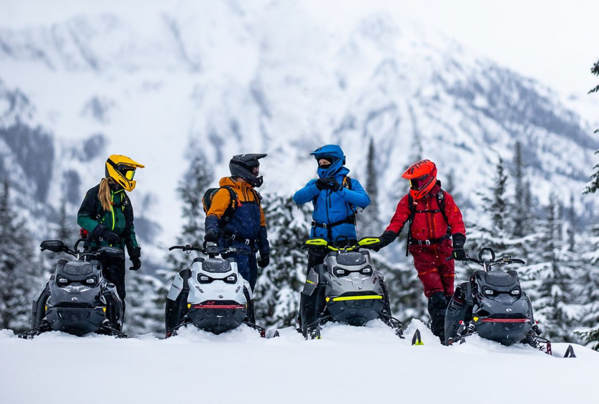 un groupe de personnes en motoneige