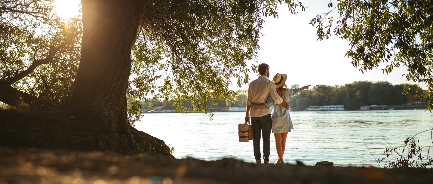 Couple avec un panier de pique-nique dans un lac