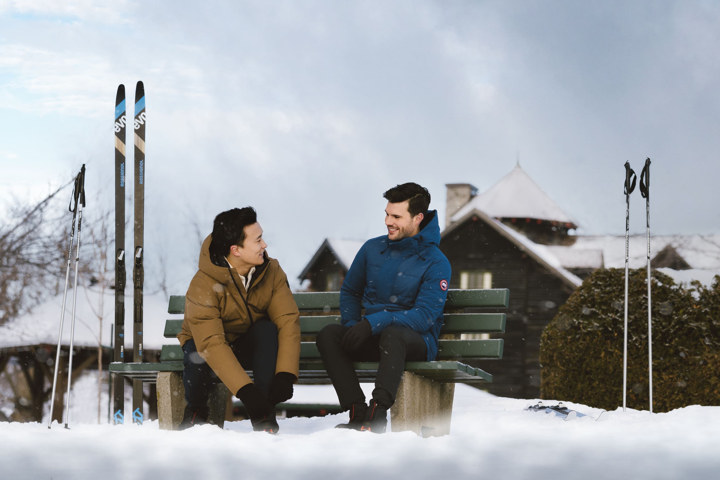 un couple se reposant après le ski de fond
